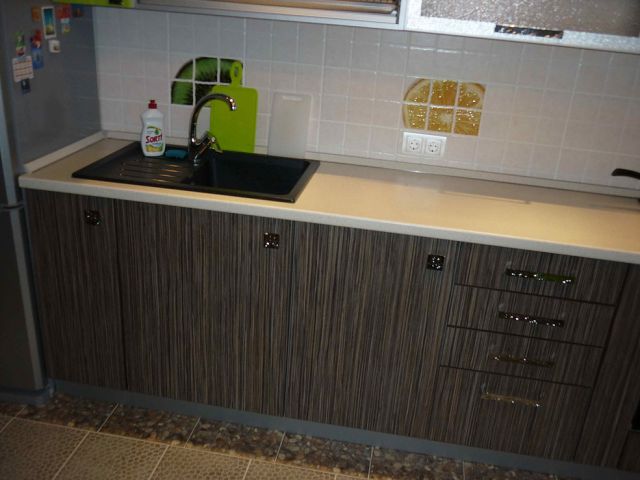 Мебель для кухни с комбинированным фасадом алюминий + эмаль