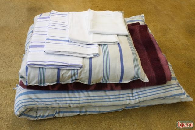 Металлические кровати двухъярусные разных цветов