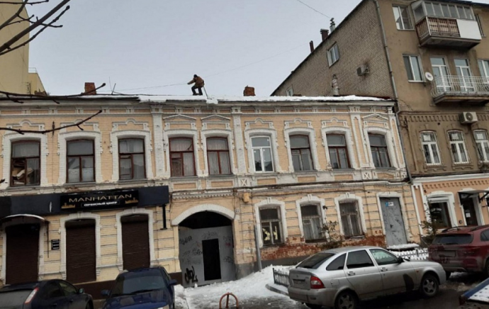 Здания Саратова огорожены из-за наледи