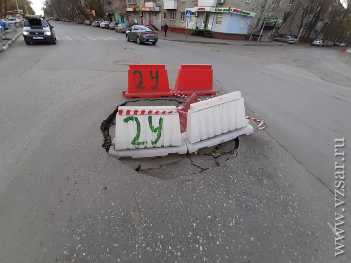 В Саратове уже неделю не ремонтируют провалившуюся дорогу