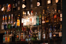 Ученые назвали три опасных фазы возраста для употребления алкоголя